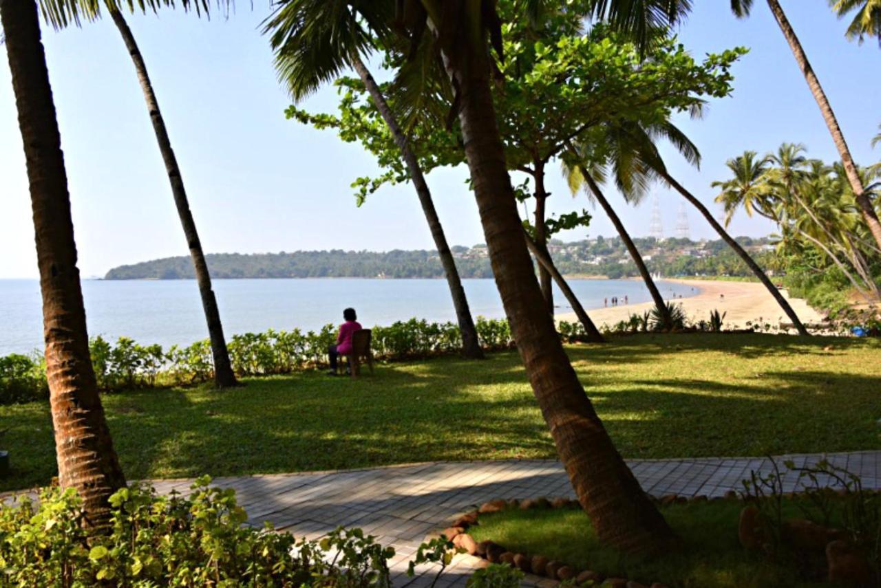 Bambolim Beach Resort Bagian luar foto